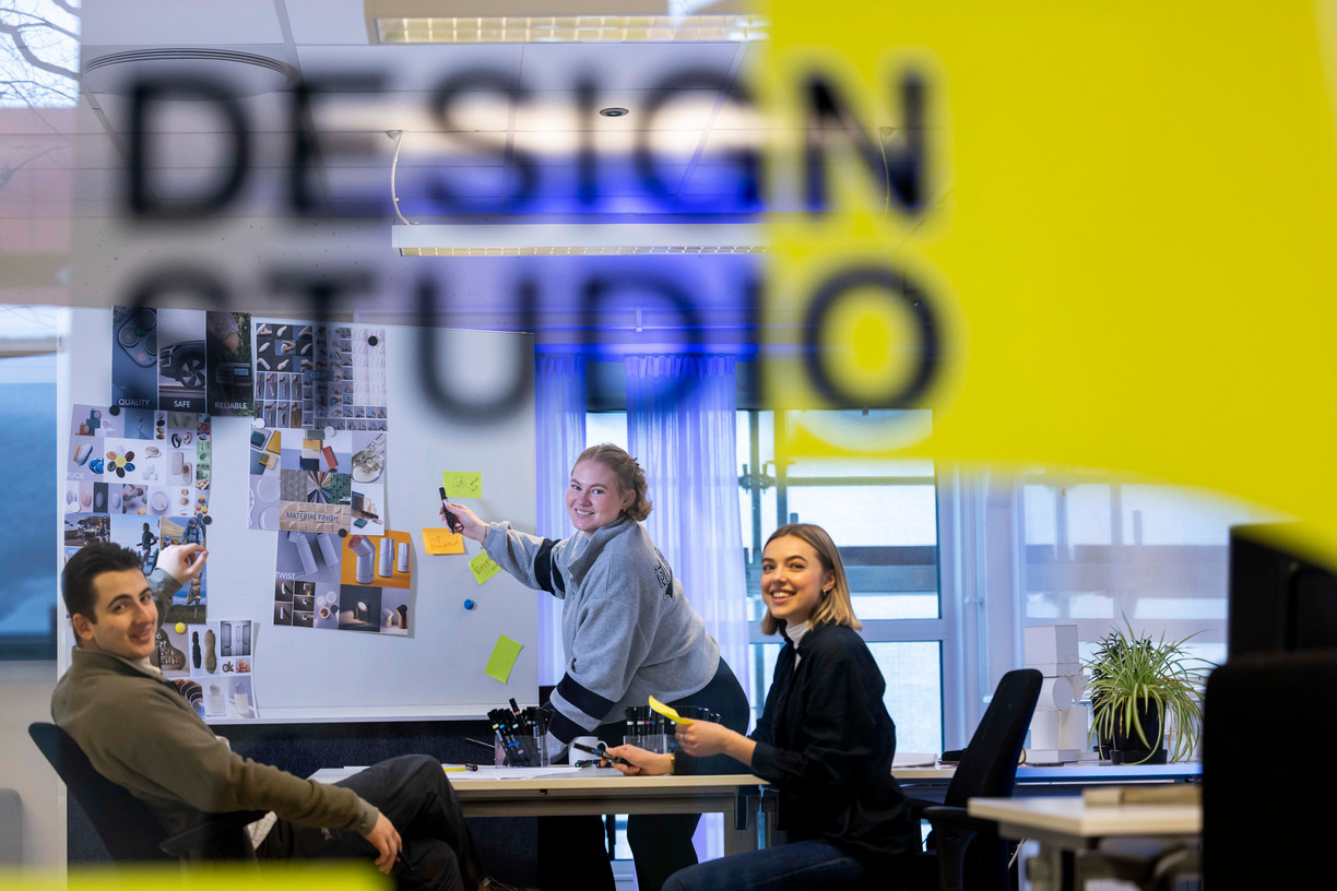 Studenter i design studio