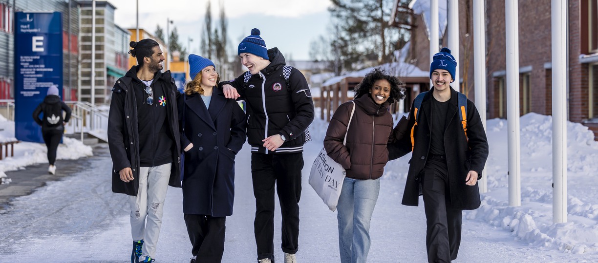 Studenter på campus Luleå utomhus på vintern.