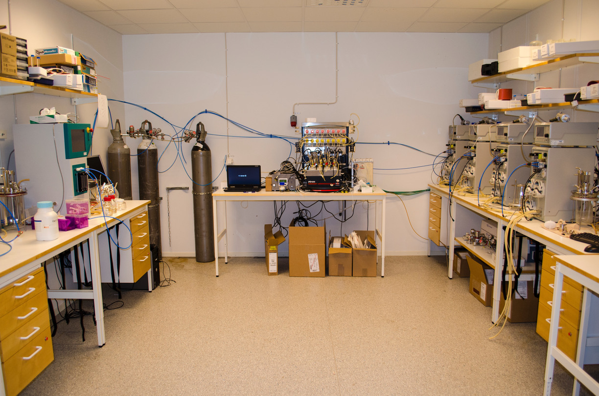 Labbutrustning, till höger maskiner med sladdar. Till vänster mer sladdar och tuber.