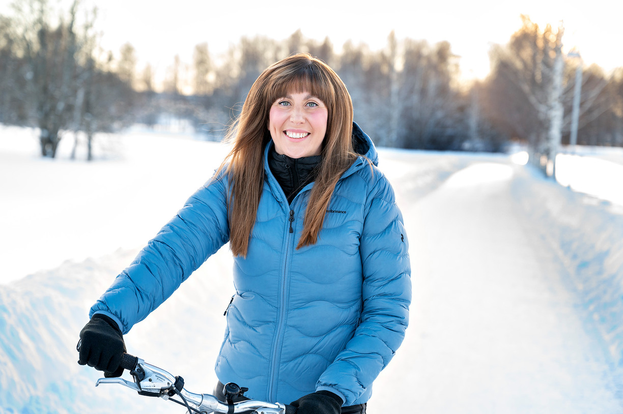 Hanna Forsberg utomhus på vintern med cykel. 