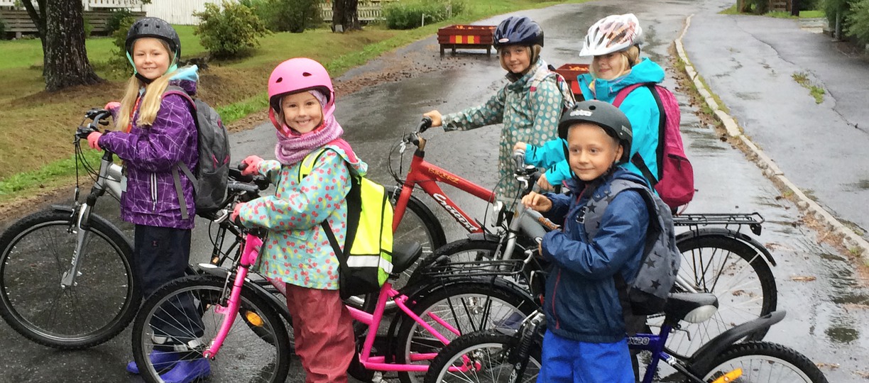 Barn med cyklar