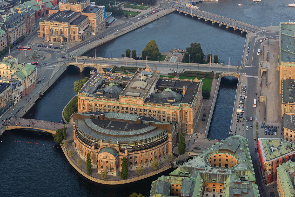 Overview of the Riksdag, water and roads visible all around