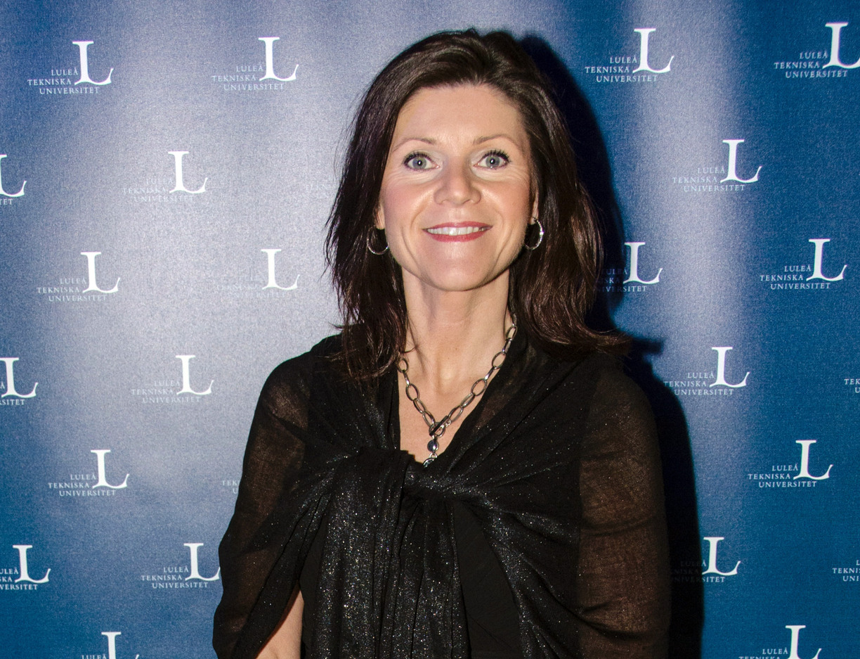 Eva Nordmark framför en skärm med Ltu-logotypen