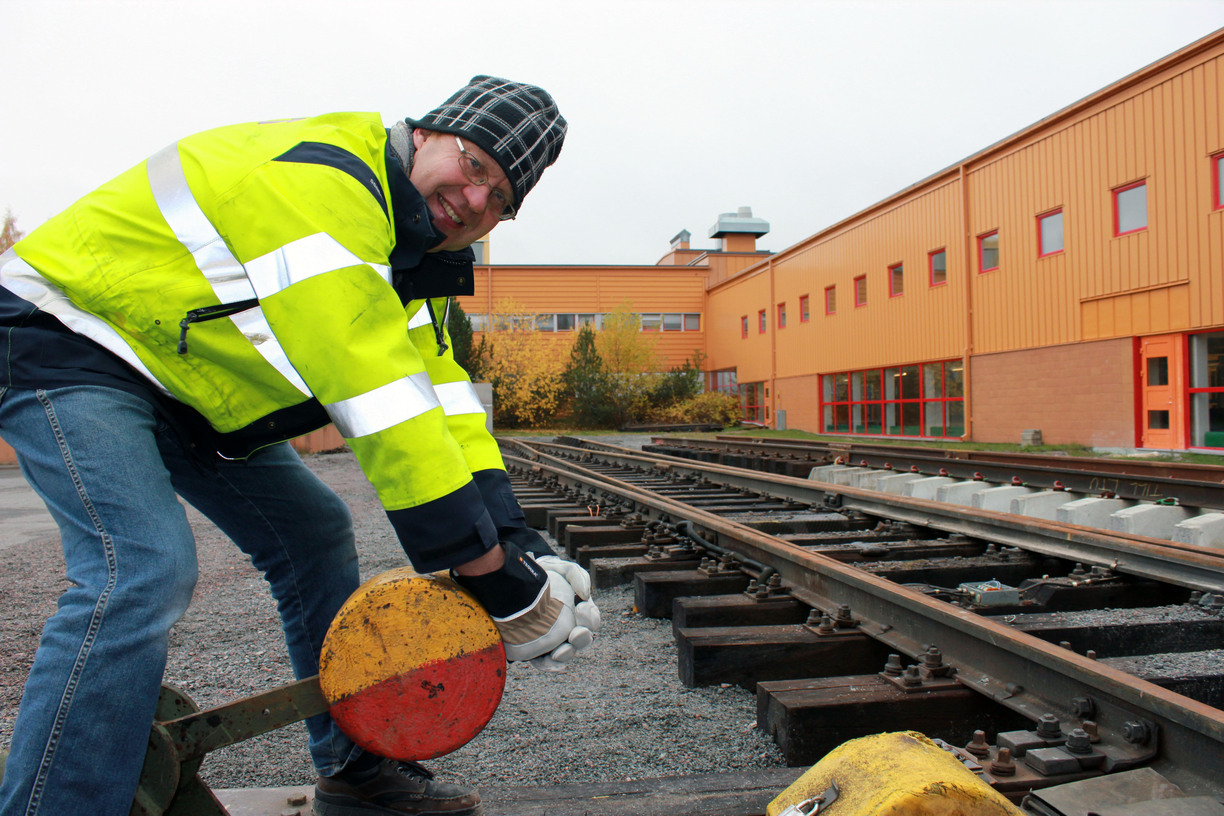 Jan Lundberg håller en järnvägsväxel vid en längd järnvägsräls