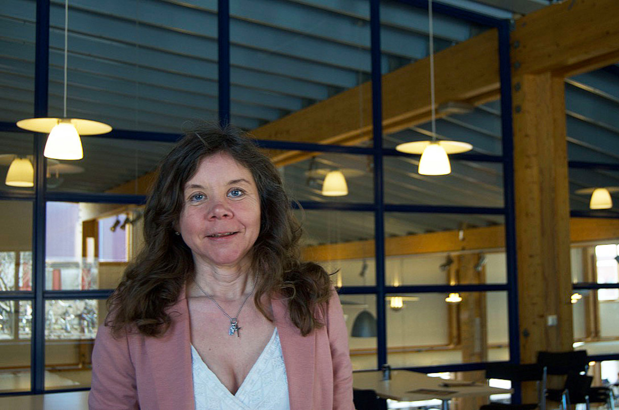 Porträtt av Maria Larsson- Lund i en campusbyggnad