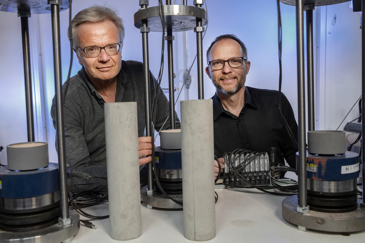 Mats Emborg och Martin Nilsson vid ett bord med labutrustning