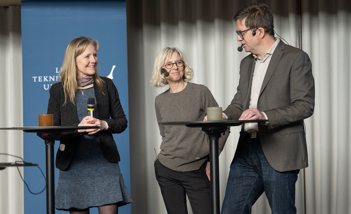 Anna Öhrwall Rönnbäck, Lena Abrahamsson och Roland Larsson står på scen, håller mikrofoner