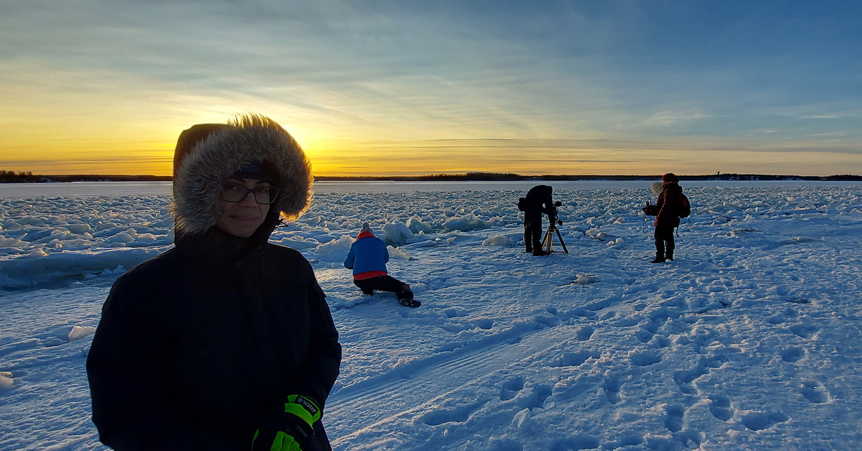 En grupp monterar utrustning på Luleås isväg