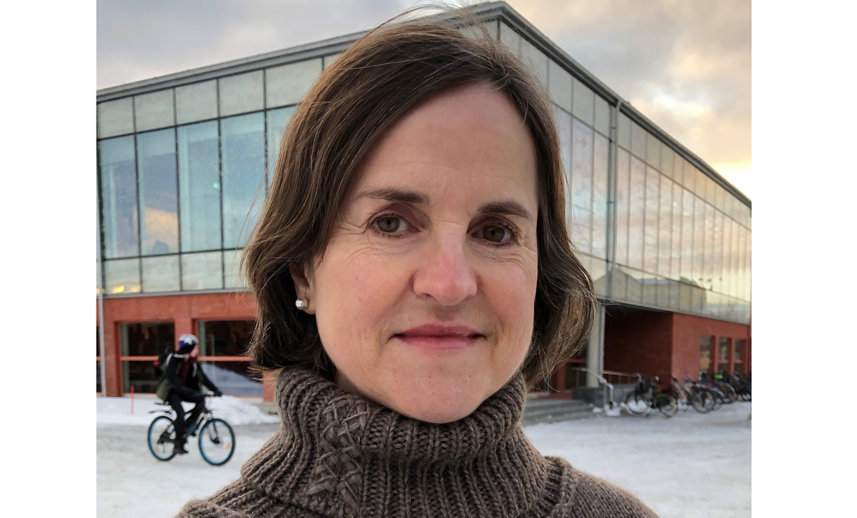 Porträtt av Marta-Lena Antti framför en campusbyggnad