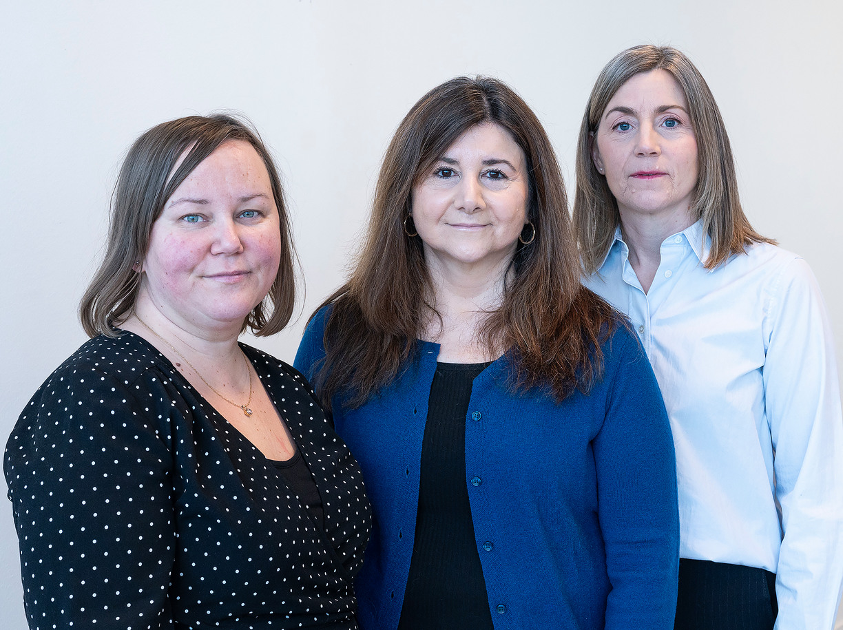 Tre forskare: Malin Eneslätt, forskare i omvårdnad, Tiziana Sardiello, forskare i arbetsvetenskap och projektledare och Anna Jansson, forskare i arbetsvetenskap.