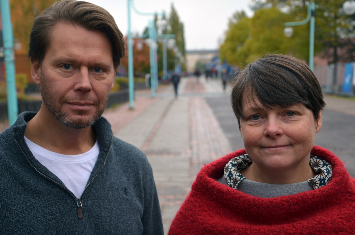Mikael Sjödahl och Kerstin Ramser står utomhus på campus