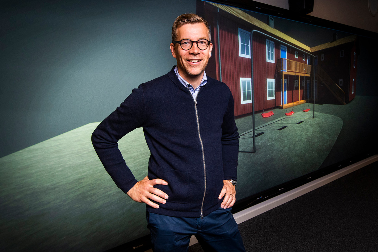 Gustav Jansson framför en skärm som visar upp en byggnadsprototyp
