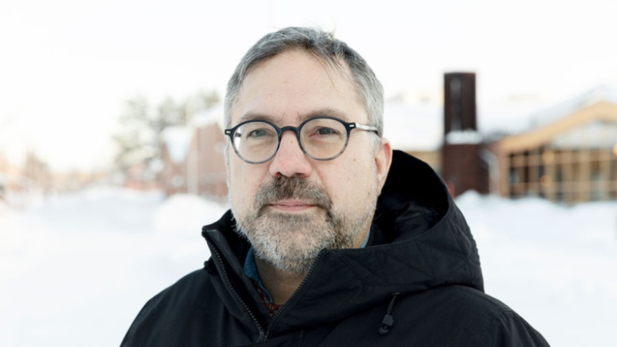Karl Andersson profil bild, snöigt campus i bakgrunden