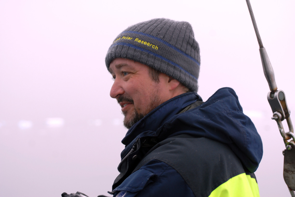 Profilporträtt av Dag Avango framför en dimmig bakgrund
