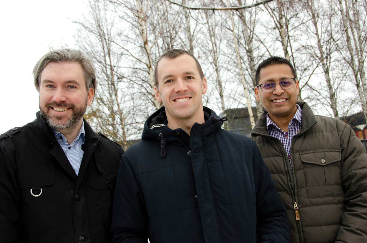 David Sjödin, Linus Thomson och Vinit Parida står utomhus framför en dunge björkträd