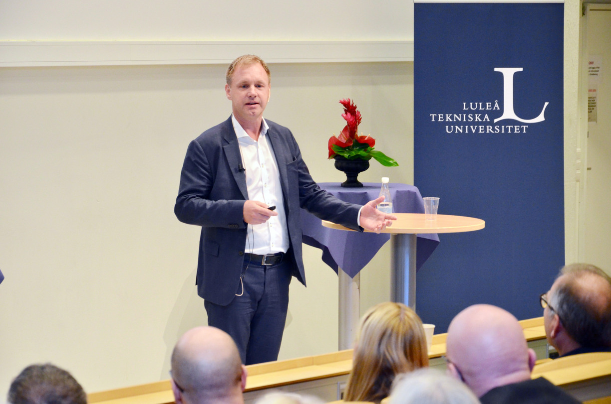 Thomas Östrom håller en presentation för publiken i en föreläsningssal