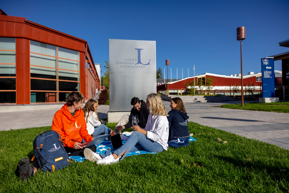 Studenter på campus i Luleå