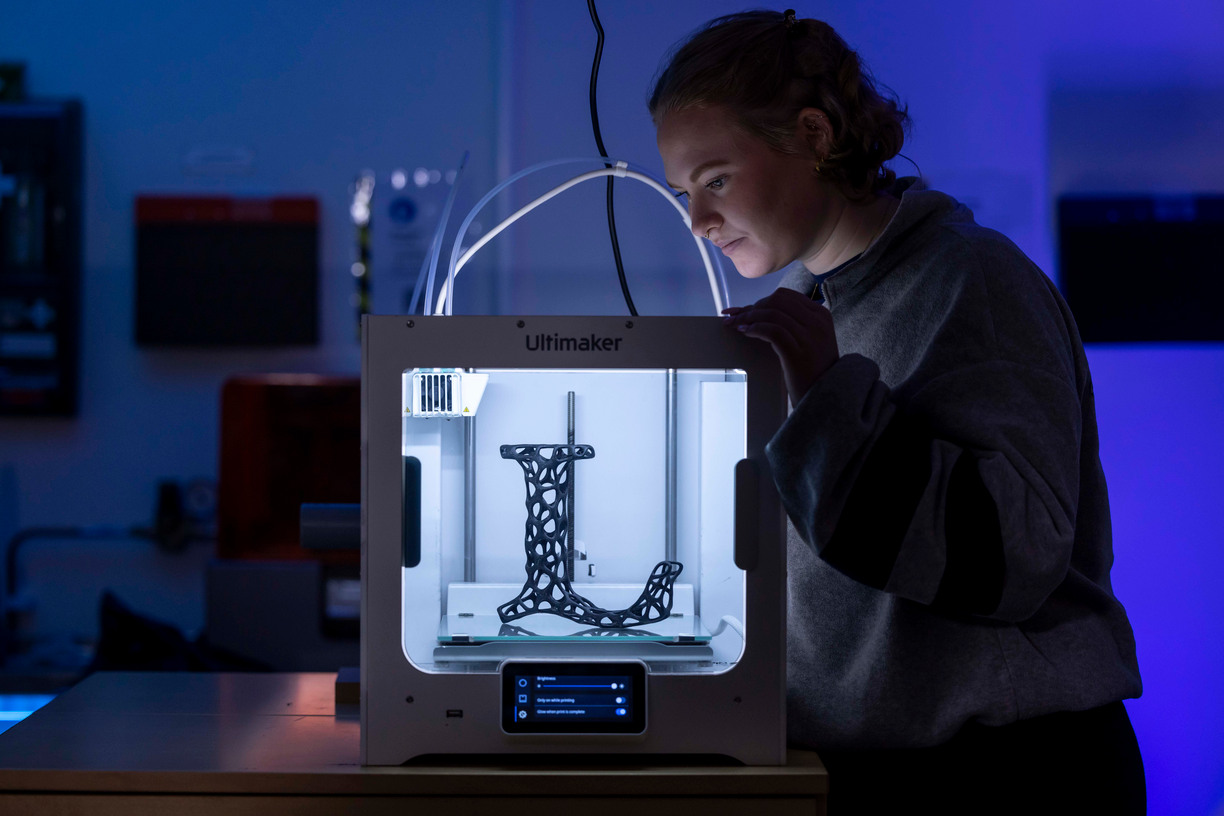 Student med 3D-printer