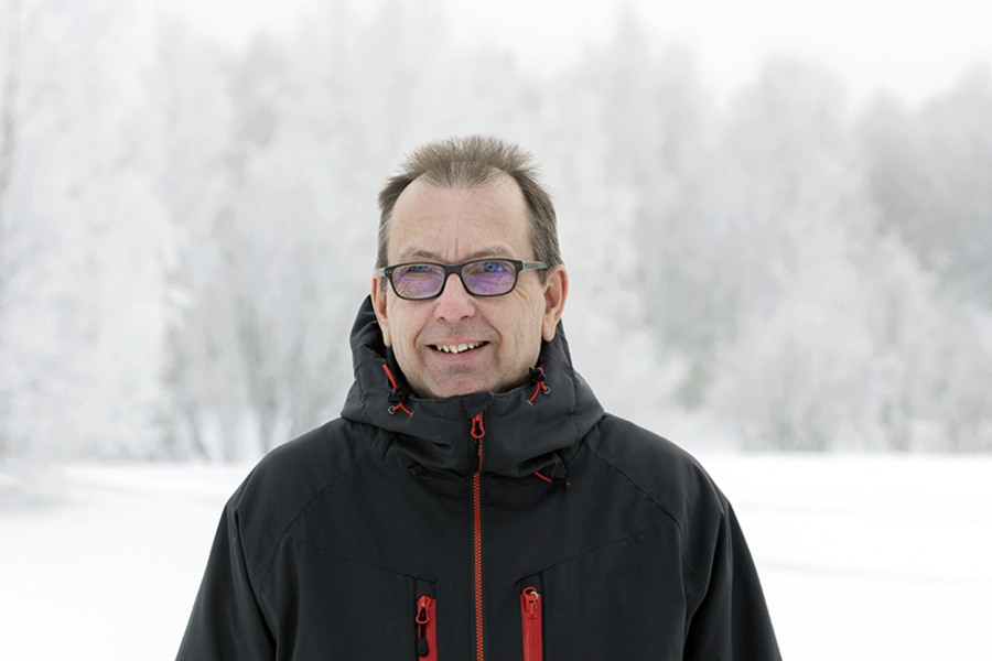 Patrik Söderholm i ett vinterlandskap.