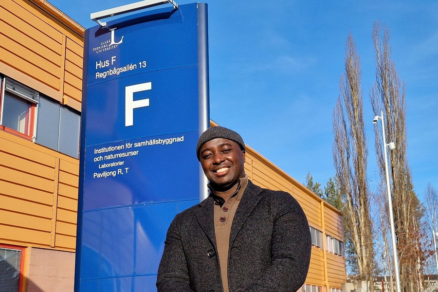 Frank Nsubuga utanför hus F på Luleå tekniska universitet
