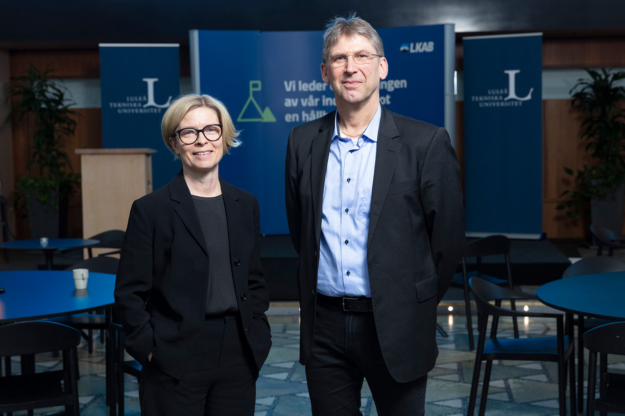 Vice-Chancellor Birgitta Bergvall-Kåreborn with President of LKAB, in front of rollups for Ltu and LKAB
