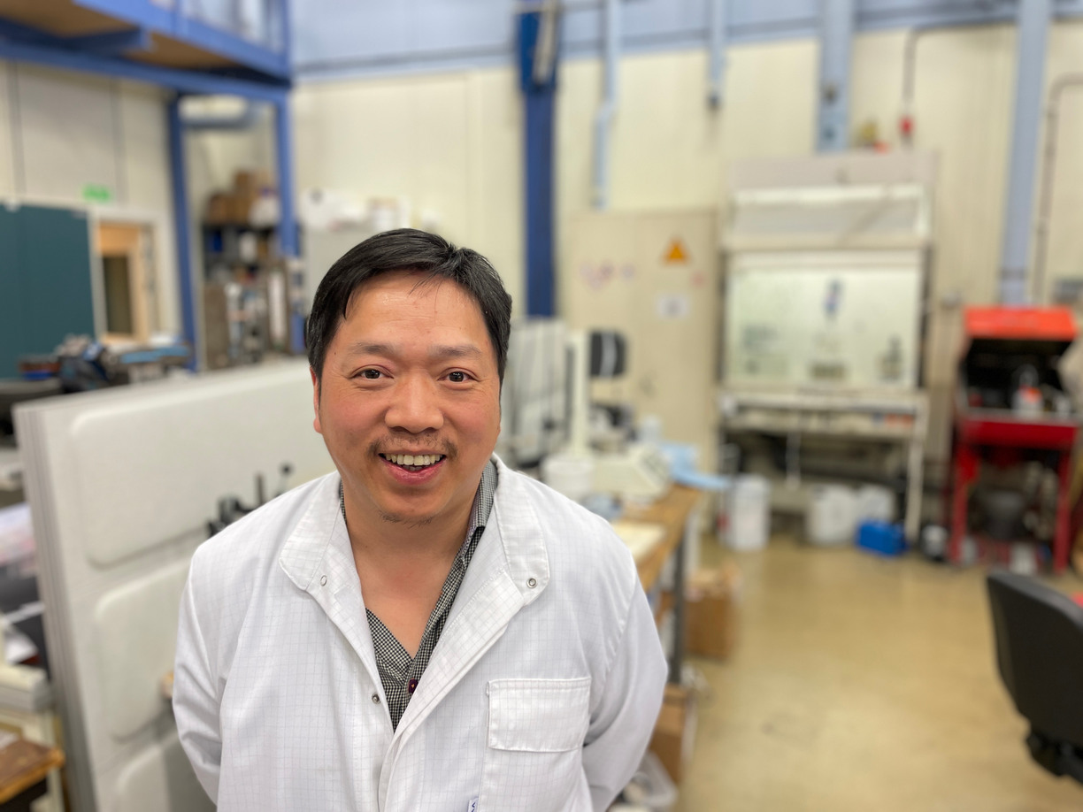 Picture of Yijun Shi in lab