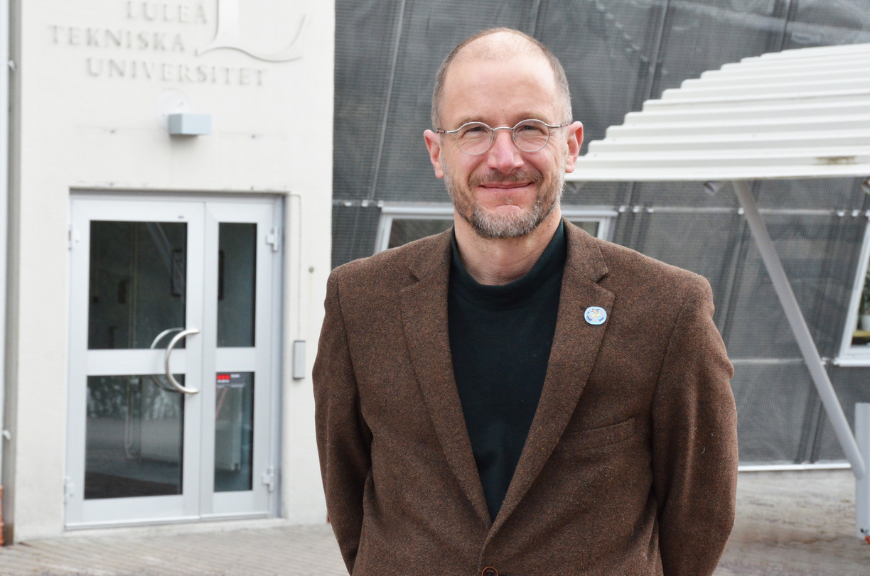 Axel Hagermann standing outside a entrance at Luleå University of Technology.