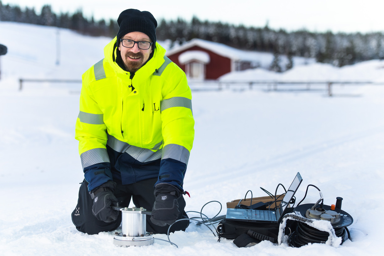 Johan Casselgren demonstrera verktyget sittandes på isen 
