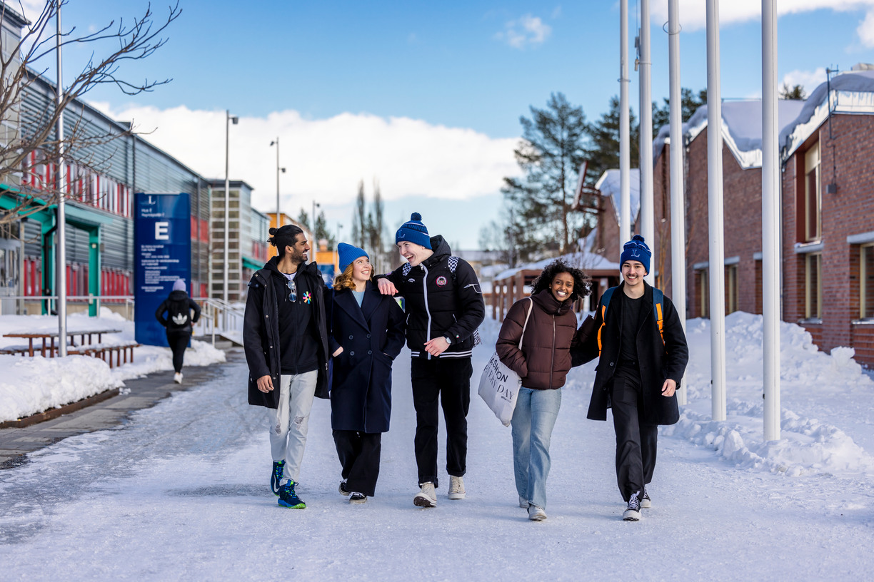 Studenter på campus Luleå utomhus på vintern.