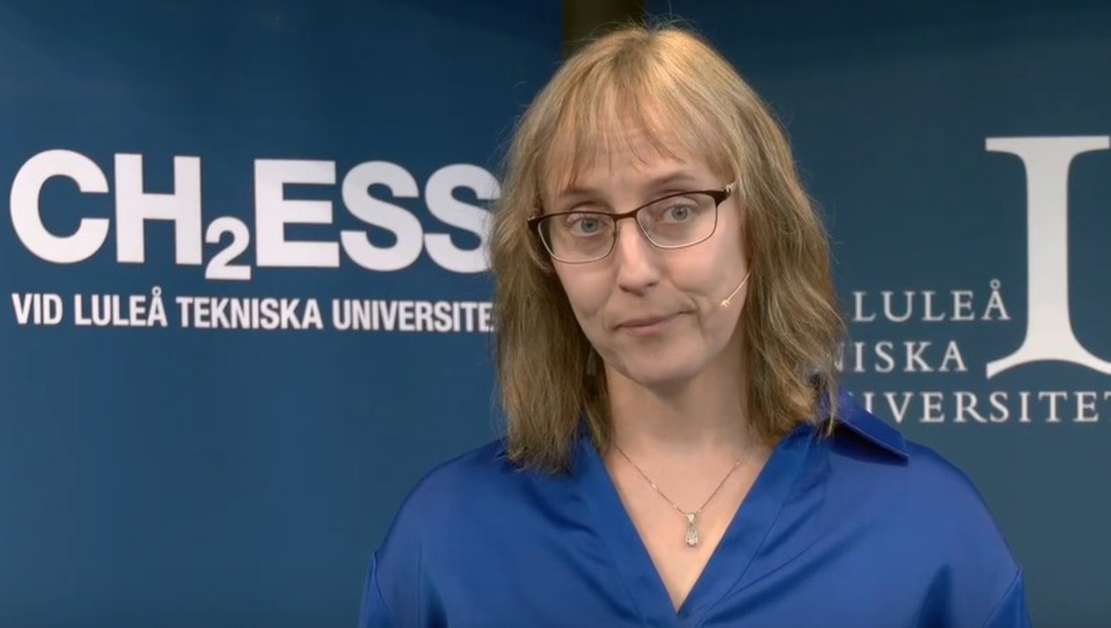 Cecilia Wallmark står framför en bakgrund med texten "CH2ESS vid Luleå tekniska universitet".