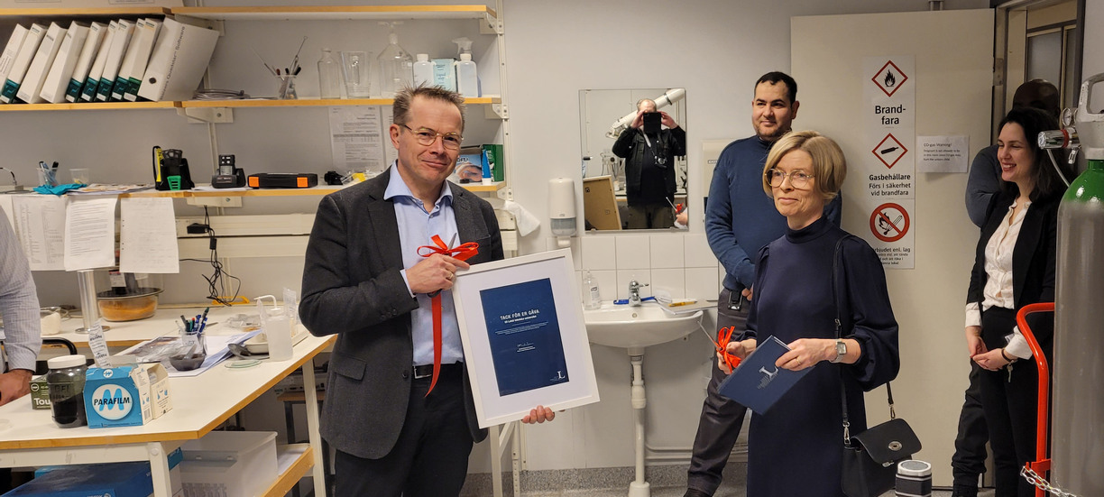 Representant från Boliden med rektor Birgitta Bergvall-Kåreborn i ett laboratorium