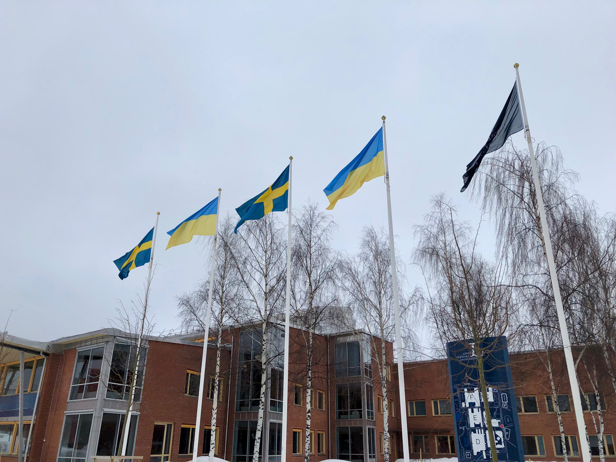Höjda flaggor framför Luleå tekniska universitet