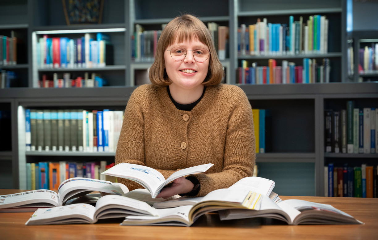 Denise Bergström i biblioteket med läromedel i engelska. 