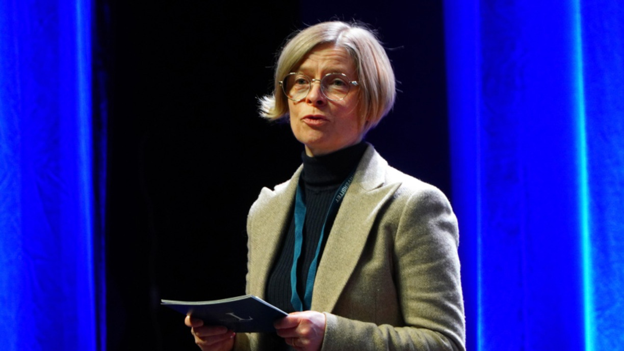 Rektor Birgitta Bervall-Kåreborn hälsar alla välkomna med kort i hand 