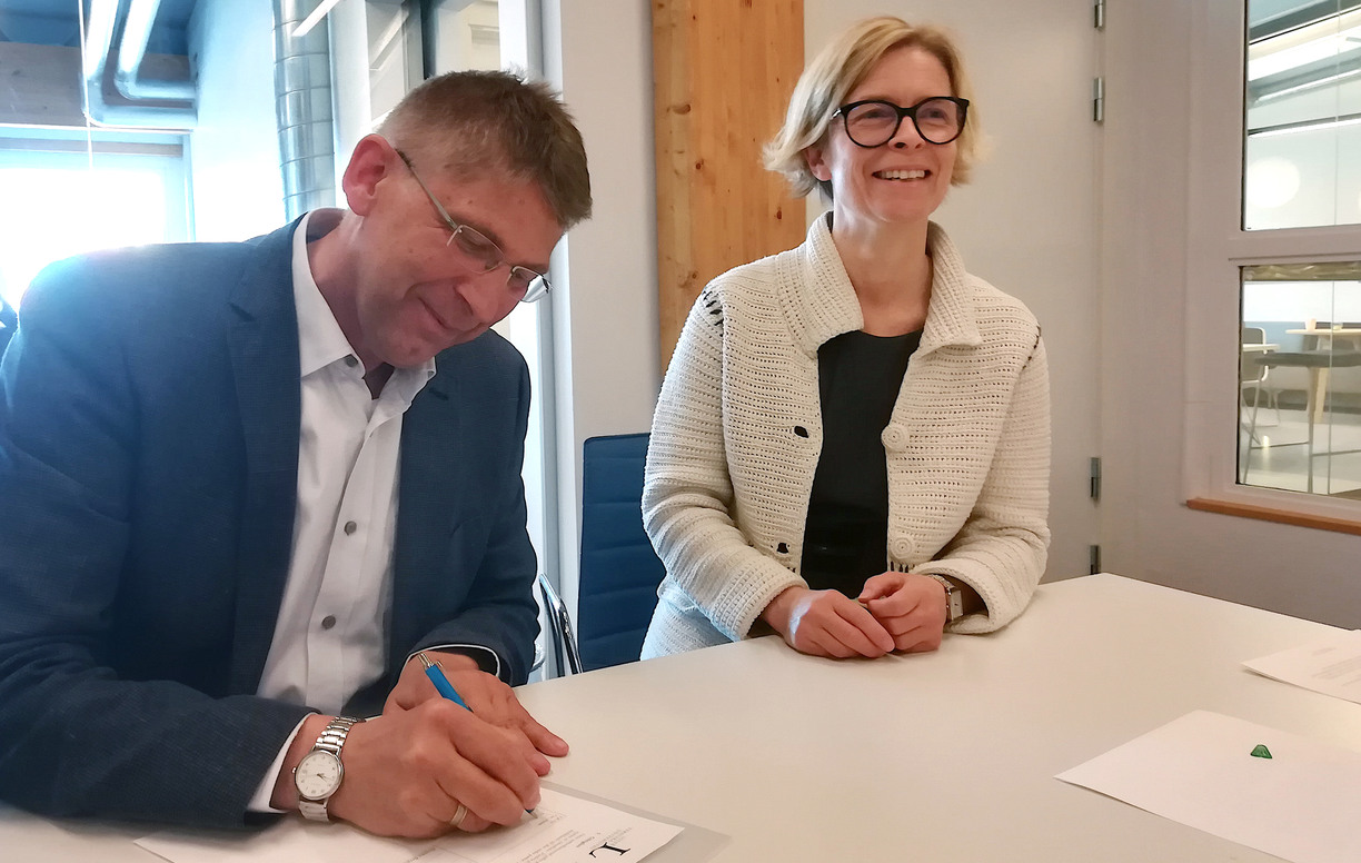LKAB's president sitting with Vice-Chancellor Birgitta Bergvall-Kåreborn, signing papers