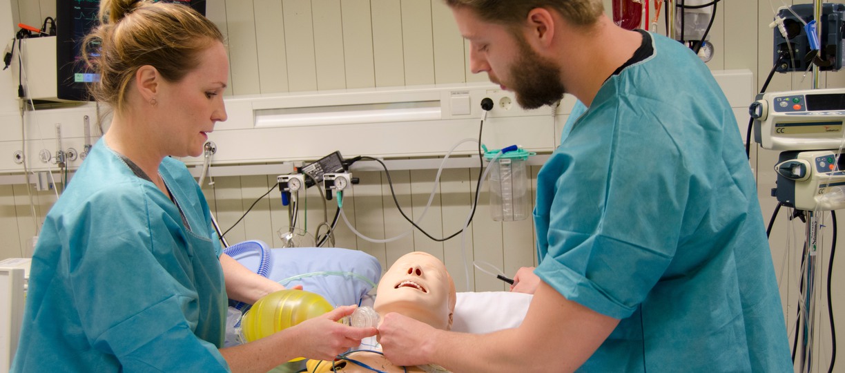 Sjuksköterskor gär en simulerad undersökning på en docka.